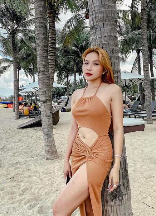 Nữ diễn viên khéo lựa chọn trang phục có màu sắc bắt mắt, kiểu dáng tôn đường cong hình thể.