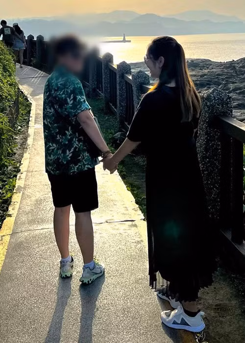 Trên trang cá nhân, cả hai vẫn thi thoảng đăng tải hình ảnh tình tứ bên nhau cũng như xưng hô vợ chồng.