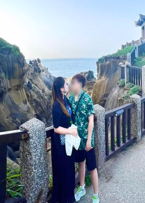 Nữ ca sĩ và người tình đồng giới hơn 15 tuổi có nhiều khoảnh khắc ngọt ngào trong chuyến du lịch.