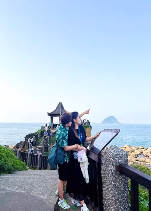 Người yêu của Thiện Nhân chú thích cho loạt ảnh: "Bố mẹ".