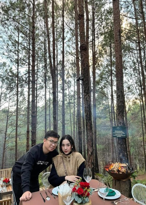 1 năm ngày cưới, Thúy An chia sẻ hình ảnh bên chồng. Cô viết: “Mới đó mà lấy chồng được 1 năm rồi, tưởng có chồng sẽ phụ nữ hơn ai dè vẫn còn nít quá chừng. Tưởng sẽ bị hạn chế đi chơi với các bạn ai dè lôi kéo anh chồng vô hội luôn. Hơi sến nhưng thật lòng cảm ơn anh chồng vì đã luôn yêu chiều bà An suốt thời gian yêu nhau cho đến về chung một nhà". Ảnh: FBNV