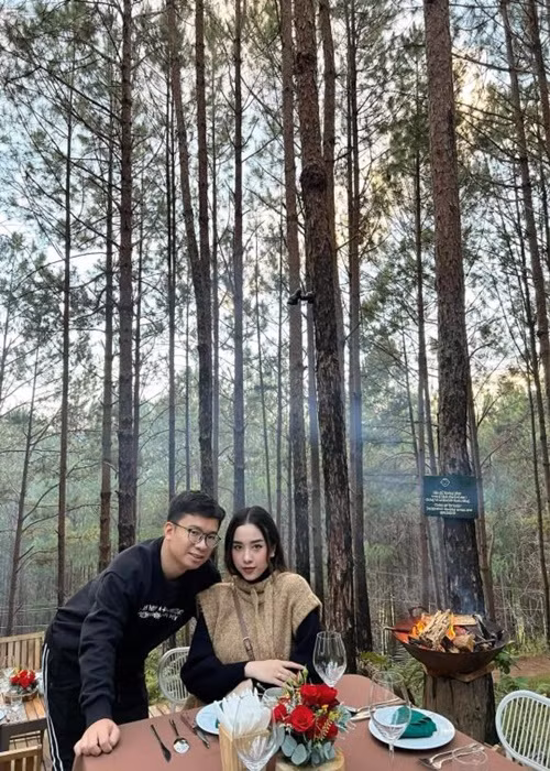 1 năm ngày cưới, Thúy An chia sẻ hình ảnh bên chồng. Cô viết: “Mới đó mà lấy chồng được 1 năm rồi, tưởng có chồng sẽ phụ nữ hơn ai dè vẫn còn nít quá chừng. Tưởng sẽ bị hạn chế đi chơi với các bạn ai dè lôi kéo anh chồng vô hội luôn. Hơi sến nhưng thật lòng cảm ơn anh chồng vì đã luôn yêu chiều bà An suốt thời gian yêu nhau cho đến về chung một nhà". Ảnh: FBNV