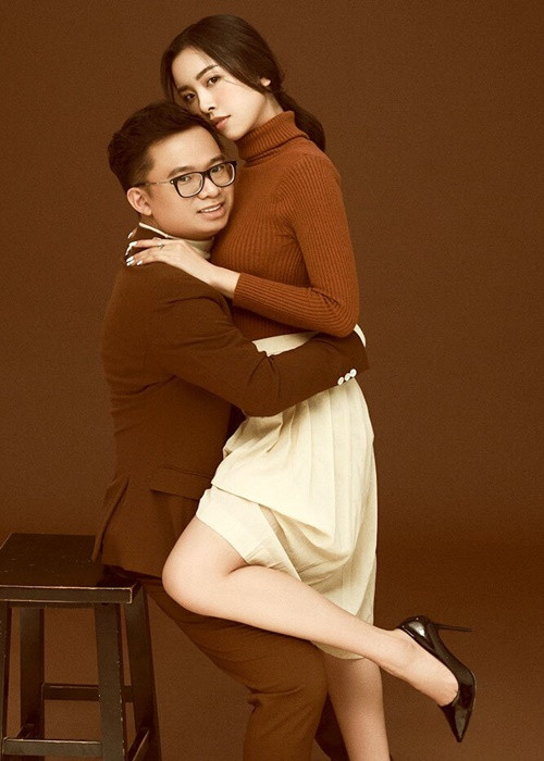 Thúy An từng vài lần chia sẻ về hôn nhân trên truyền thông. Tháng 3/2021, nàng hậu trải lòng trên Giao thông về chuyện tình cảm: "Kết hôn đánh dấu một bước chuyển mới trong cuộc sống của tôi. Kể từ ngày kết hôn, tôi dần hiểu được vai trò của người phụ nữ trong gia đình là như thế nào. Đặc biệt vào những ngày lễ, Tết, mình phải biết quán xuyến công việc trong nhà. Mặc dù chồng không hề bó buộc tôi bất kỳ điều gì nhưng bản thân tôi tự nhận thức được rằng, đã đến lúc phải bắt đầu suy nghĩ và cùng chồng vun đắp cho gia đình nhỏ sau này”. Ảnh: Giao thông