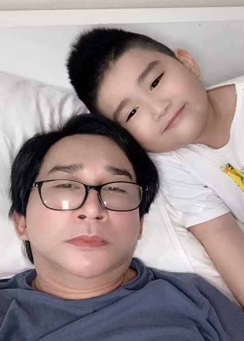 Kim Tử Long thường xuyên vào bếp nấu ăn cho gia đình.