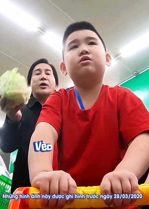 Chia sẻ trên Vietnamnet, Kim Tử Long cho biết cuộc sống của anh thường bắt đầu buổi sáng bằng việc vào bếp làm những món như: mì Thái, bún xào, ốp la, cá hộp,... cho các con. Đến bữa trưa, anh lại nấu các món đơn giản như cá kho, gà chiên.