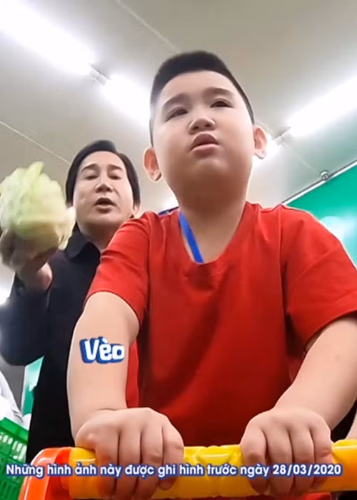 Chia sẻ trên Vietnamnet, Kim Tử Long cho biết cuộc sống của anh thường bắt đầu buổi sáng bằng việc vào bếp làm những món như: mì Thái, bún xào, ốp la, cá hộp,... cho các con. Đến bữa trưa, anh lại nấu các món đơn giản như cá kho, gà chiên.