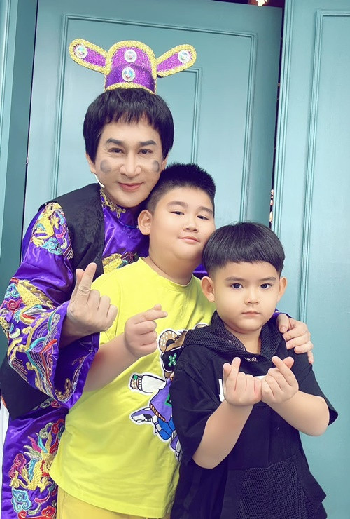 Hai bé Andy Gia Khánh và Peter Gia Khiêm đến phim trường ủng hộ ba Kim Tử Long.