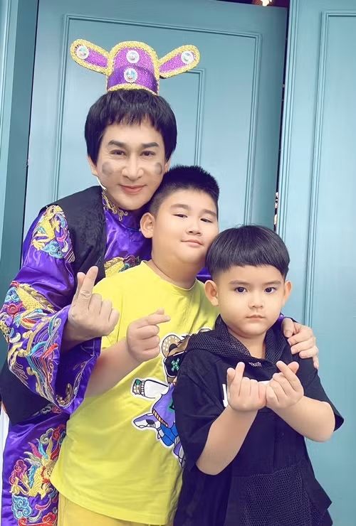 Hai bé Andy Gia Khánh và Peter Gia Khiêm đến phim trường ủng hộ ba Kim Tử Long.