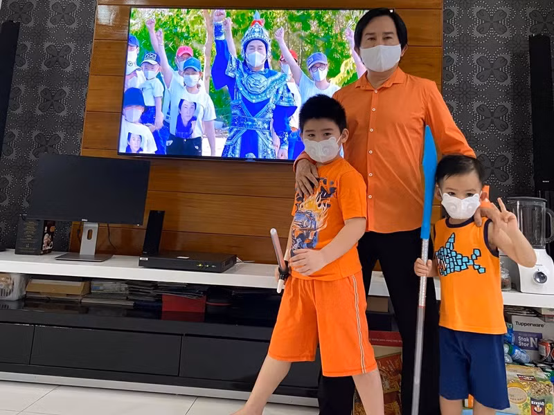 Kim Tử Long dành thời gian chơi đùa cùng các con.