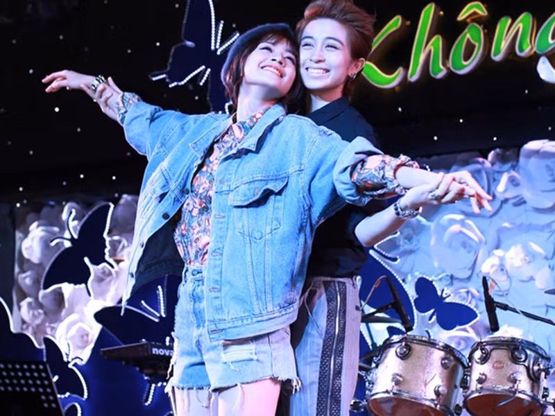 Từ năm 2014, Chi Pu dính như hình với bóng cùng Gil Lê. Chính sự thân thiết quá mức đồng nghiệp khiến cả hai bị đồn hẹn hò. Chi Pu khẳng định Gil Lê không chỉ là bạn thân mà còn là người vô cùng quan trọng và không thể thiếu trong cuộc sống của cô. Đến năm 2017, Chi Pu và Gil Lê không còn xuất hiện cùng nhau. Ảnh: Dân Việt