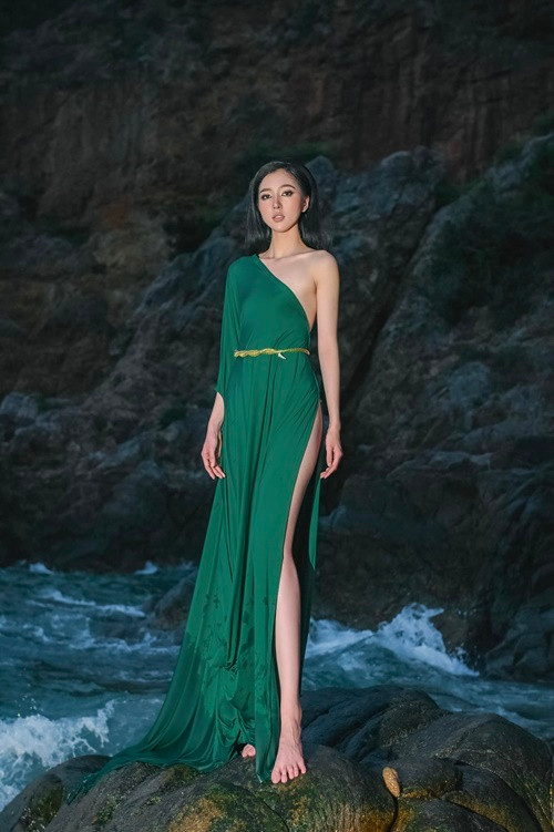 Vẻ quyến rũ của Tuệ Như khiến người đối diện khó rời mắt. Ảnh: FBNV