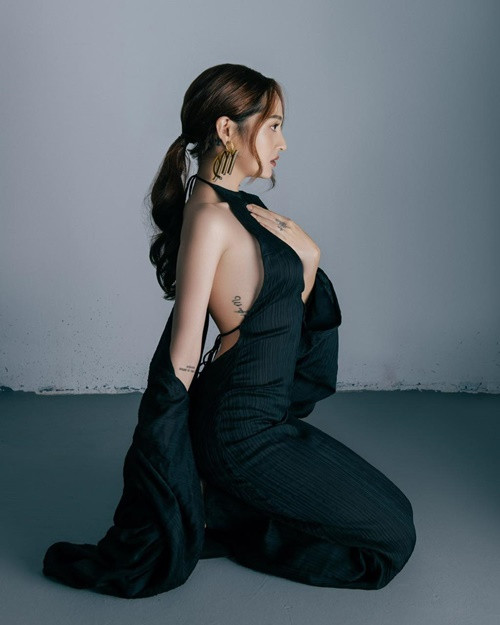 Bảo Anh chuộng mặc trang phục khoe lưng trần. Ảnh: FBNV