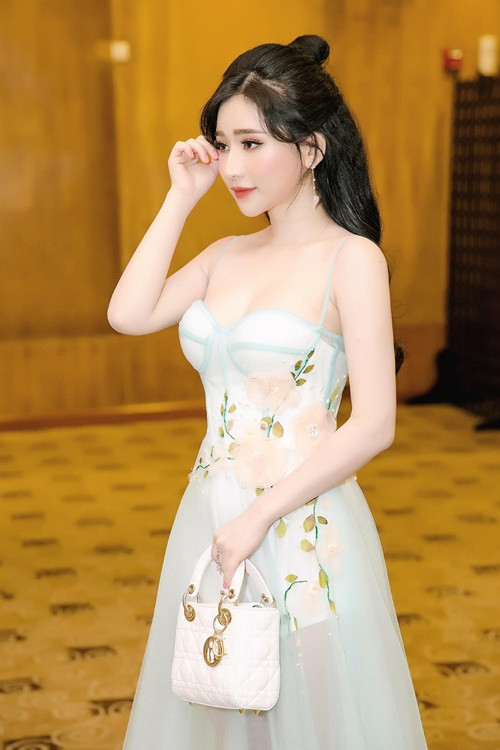 Vợ cũ Hồ Quang Hiếu chăm mặc gợi cảm giống Bảo Anh và Tuệ Như. Ảnh: FBNV