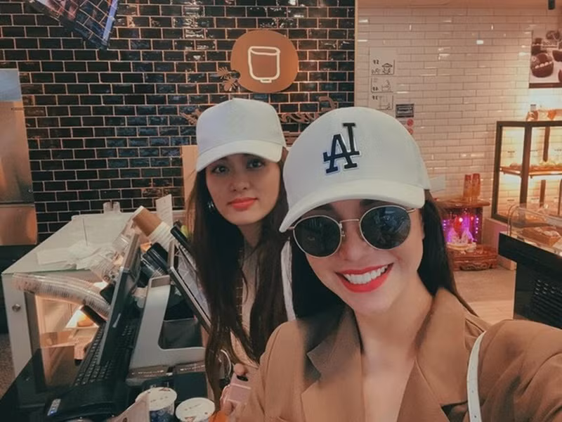 Theo Trà Ngọc Hằng, sau khi đóng lãi được 2 tháng, bạn trai Oanh Yến bắt đầu chậm đóng lãi nên cô bị vào nợ xấu ngân hàng, chiếc ô tô vay ngân hàng mua bị thu hồi. Trà Ngọc Hằng quyết định không trả 2,5 tỷ. Mới đây, theo Zing, Tòa án Nhân dân quận 3 (TP.HCM) đã thụ lý đơn khởi kiện của ông Nguyễn Quang Tấn, bạn trai Oanh Yến, kiện Trà Ngọc Hằng về tranh chấp hợp đồng vay tiền. Trà Ngọc Hằng cho biết, cô sẽ ủy quyền cho luật sư để giải quyết vụ kiện. Ảnh: FBNV