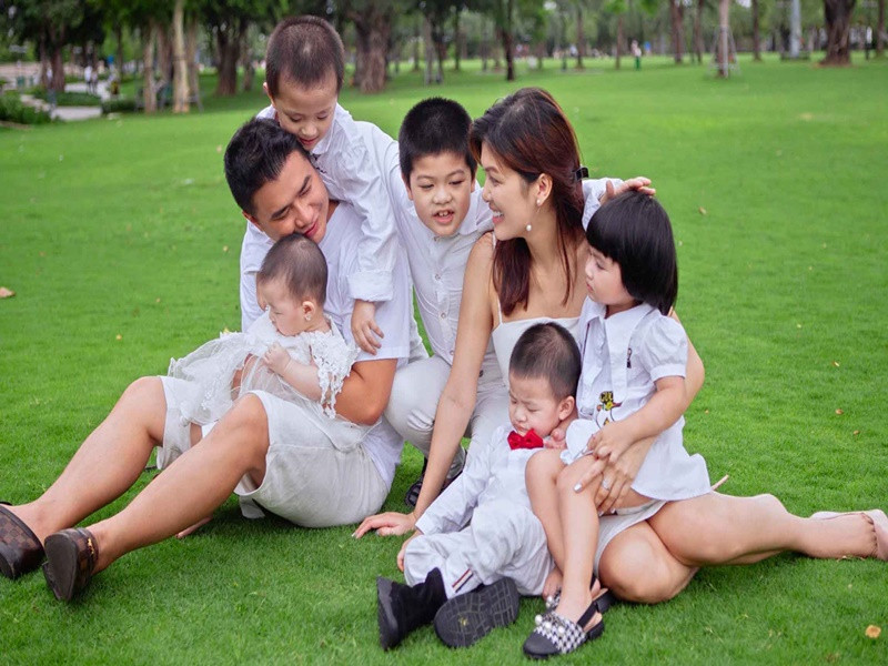 Oanh Yến quen doanh nhân Tân Long được 6 tháng thì bố của 2 con đầu tiên của cô qua đời. Lúc đó, anh luôn ở bên chăm sóc, động viên Oanh Yến, yêu thương các con của cô như con đẻ, giúp cô dần lấy lại thăng bằng. Ảnh: Người đưa tin