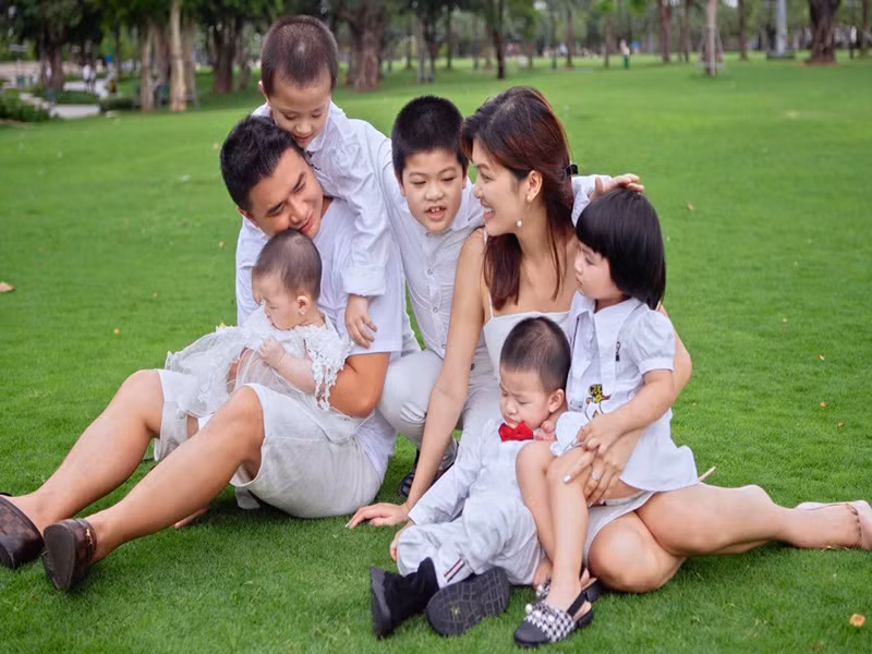 Oanh Yến quen doanh nhân Tân Long được 6 tháng thì bố của 2 con đầu tiên của cô qua đời. Lúc đó, anh luôn ở bên chăm sóc, động viên Oanh Yến, yêu thương các con của cô như con đẻ, giúp cô dần lấy lại thăng bằng. Ảnh: Người đưa tin