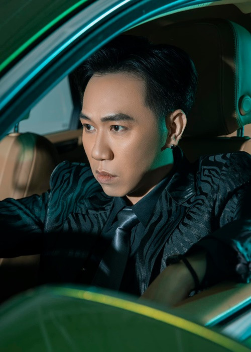 Tháng 12/2021, Anh Đức bị bạn gái cũ "bóc phốt". Trên trang cá nhân, Uyên Tô cho biết, Anh Đức yêu cầu cô mua lại 2 chú mèo mà cặp đôi từng nuôi chung, sau đó nhân lúc cô không có nhà nam diễn viên mang hai chú mèo đi mất. Không những vậy, Uyên Tố còn tố tình cũ quỵt số tiền anh hứa hẹn sẽ hỗ trợ khi cô chuyển ra khỏi nhà cũng như ép cô trong vòng 2 ngày phải dọn ra khỏi nhà, nếu không sẽ nhờ ban quản lý và cảnh sát khu vực can thiệp. Ảnh: FBNV