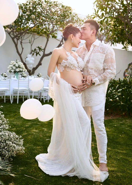 Nữ ca sĩ mặc quyến rũ như thường thấy.