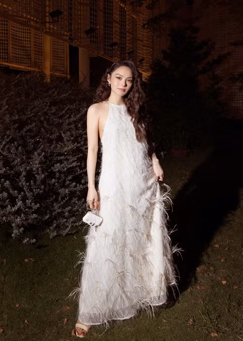 Minh Hằng mang bầu vẫn rạng rỡ, gợi cảm.