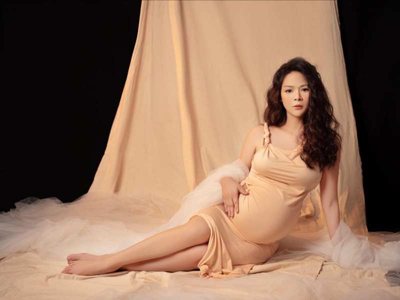 Diễn viên Diễm Hương khoe bụng bầu trong những chiếc váy co giãn.