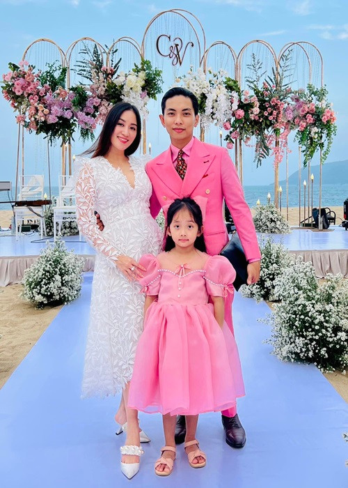 Khánh Thi thường mặc váy liền kết hợp với giày cùng tông màu.