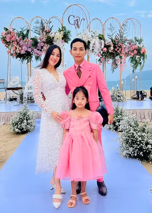 Khánh Thi thường mặc váy liền kết hợp với giày cùng tông màu.