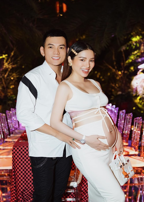 Phương Trinh Jolie lại chuộng váy áo bó sát, cắt xẻ táo bạo khi mang bầu lần 2.