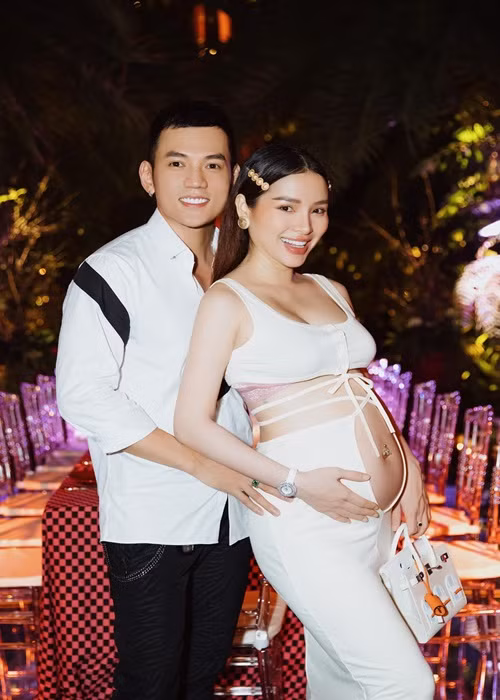 Phương Trinh Jolie lại chuộng váy áo bó sát, cắt xẻ táo bạo khi mang bầu lần 2.