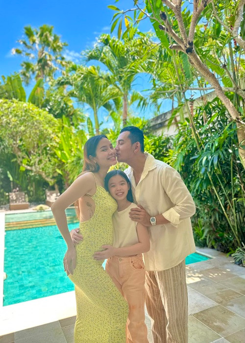 Phương Trinh Jolie gần như không chọn váy thùng thình khi mang thai.