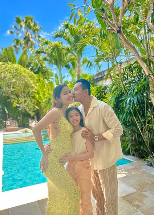 Phương Trinh Jolie gần như không chọn váy thùng thình khi mang thai.