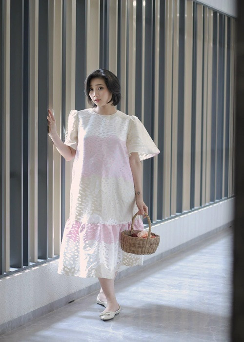 Mang bầu con đầu lòng, Liêu Hà Trinh chuộng váy suông nữ tính.