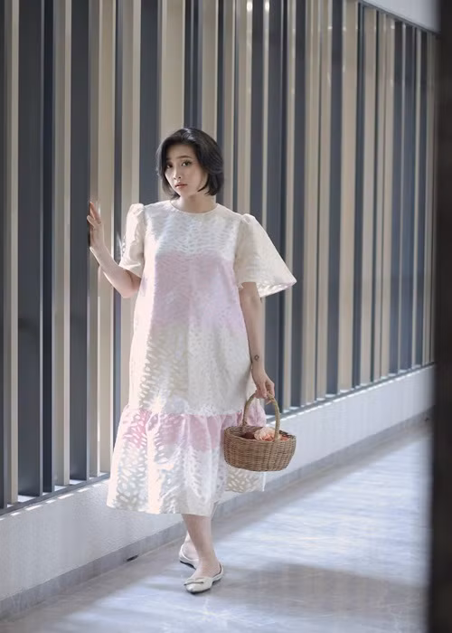 Mang bầu con đầu lòng, Liêu Hà Trinh chuộng váy suông nữ tính.