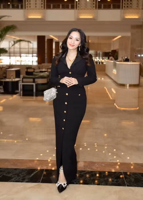 Bà xã Phan Hiển luôn xuất hiện với vẻ ngoài lộng lẫy, sang chảnh khi tham gia sự kiện.