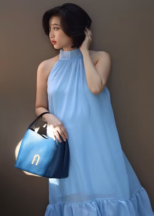 Nữ MC cắt tóc ngắn gọn gàng trong thai kỳ.