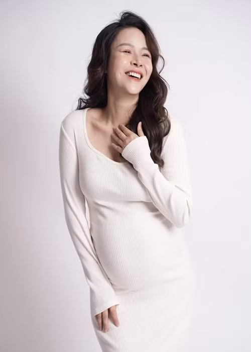 Cô lựa chọn trang phục đảm bảo được sự thoải mái cho bà bầu.