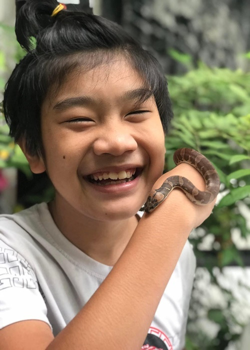 Kiều Trinh chia sẻ trên Dân trí, Kỳ Phong phải tập bắt rắn bằng tay không cũng như học võ thuật để đóng phim.