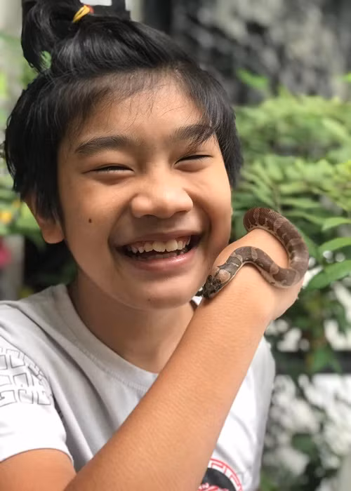 Kiều Trinh chia sẻ trên Dân trí, Kỳ Phong phải tập bắt rắn bằng tay không cũng như học võ thuật để đóng phim.