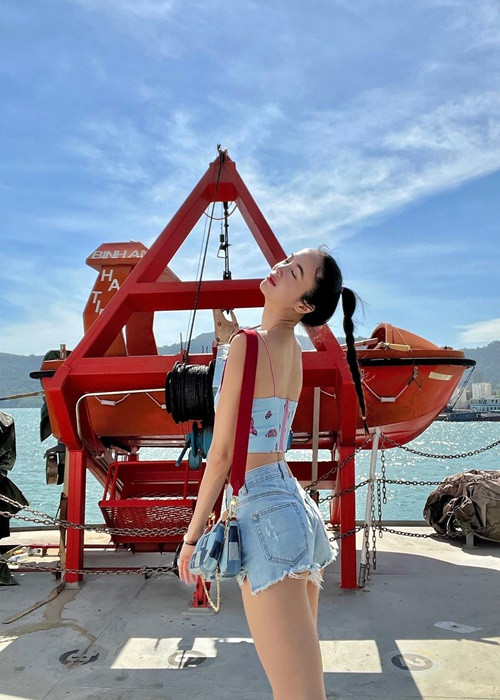 Ở đời thường, Vũ Ngọc Anh chuộng trang phục vừa năng động vừa quyến rũ. Ảnh: FBNV