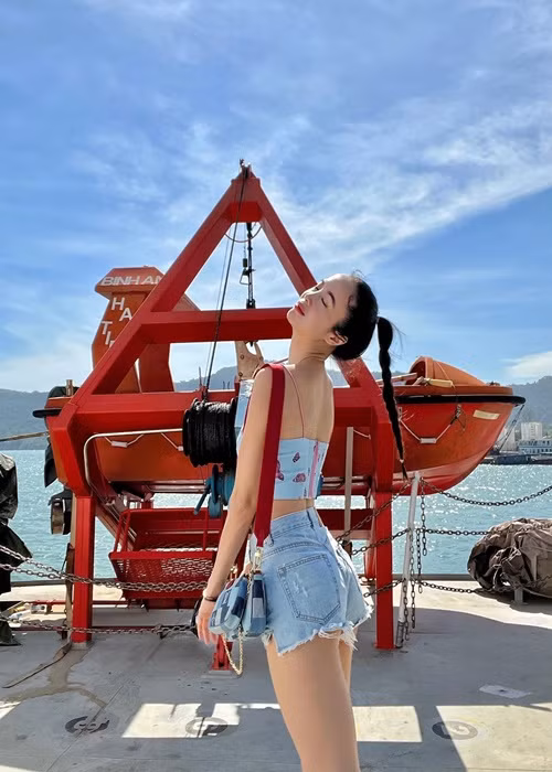 Ở đời thường, Vũ Ngọc Anh chuộng trang phục vừa năng động vừa quyến rũ. Ảnh: FBNV