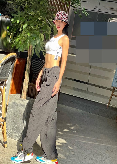 Để diện được trang phục hở táo bạo, Vũ Ngọc Anh rất nghiêm khắc với bản thân trong chế độ tập luyện và ăn uống. Ảnh: FBNV