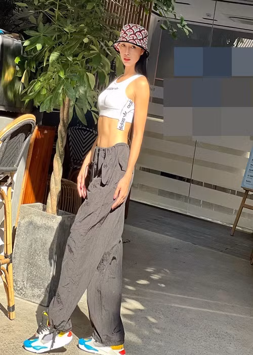 Để diện được trang phục hở táo bạo, Vũ Ngọc Anh rất nghiêm khắc với bản thân trong chế độ tập luyện và ăn uống. Ảnh: FBNV