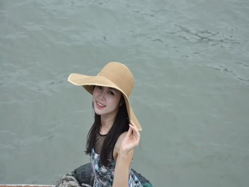 Khi mới vào showbiz, Vũ Ngọc Anh lựa chọn phong cách kín đáo, thanh lịch. Ảnh: FBNV