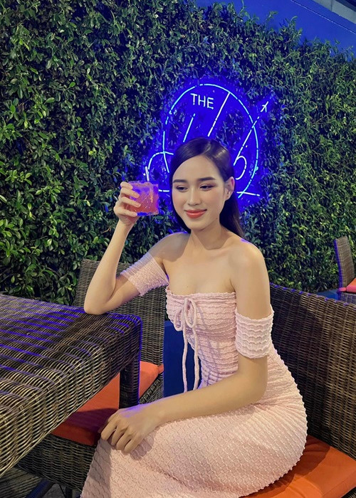 Nàng hậu vẫn dịu dàng như hồi mới đăng quang Hoa hậu Việt Nam 2020.