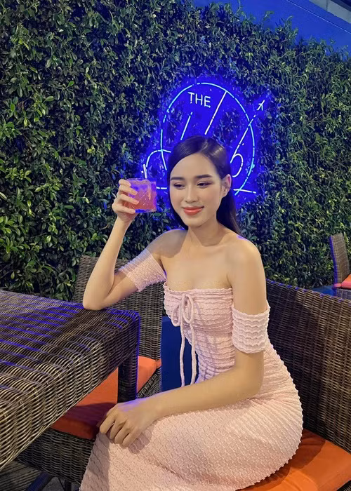 Nàng hậu vẫn dịu dàng như hồi mới đăng quang Hoa hậu Việt Nam 2020.