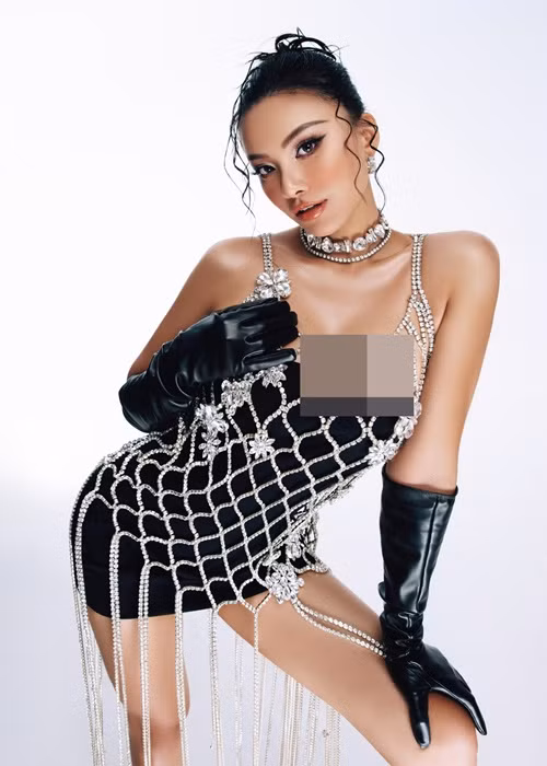 Nàng á hậu sở hữu số đo ba vòng 90-64-94cm, gương mặt sắc sảo, làn da nâu bóng.