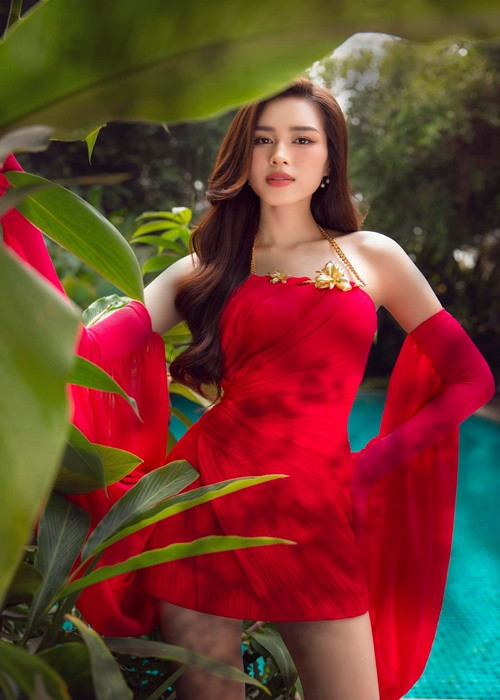 Nàng hậu gốc Thanh Hóa có chiều cao 1m75, đôi chân dài 1m11.