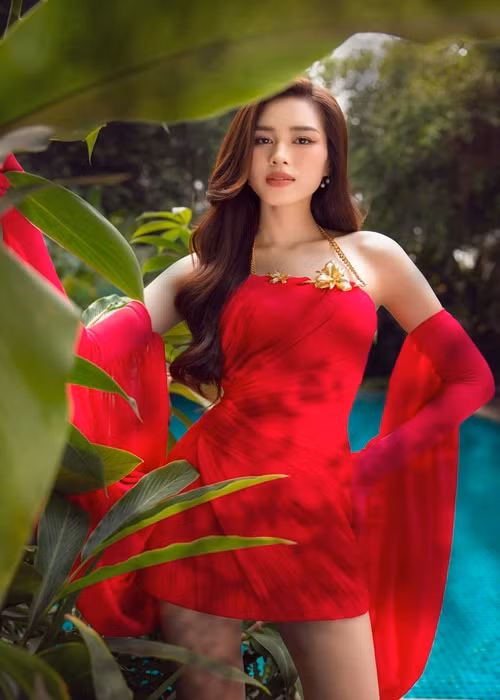 Nàng hậu gốc Thanh Hóa có chiều cao 1m75, đôi chân dài 1m11.