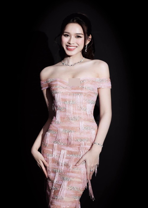 Trái với Kim Duyên, Đỗ Thị Hà theo đuổi hình ảnh ngọt ngào, quyến rũ.