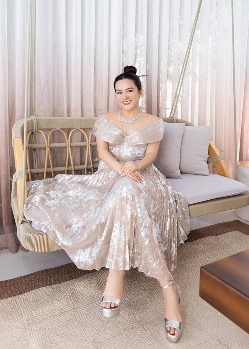 Bà xã Bình Minh ngày càng trẻ sau 15 năm kết hôn.