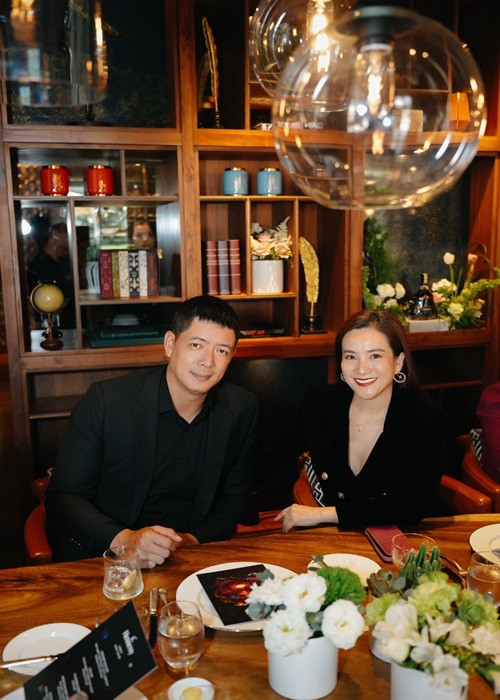 Cặp đôi chăm diện đồ đồng diệu mỗi khi xuất hiện.